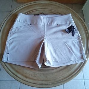 INC Curvy fit Short, Size 8 Color Cream